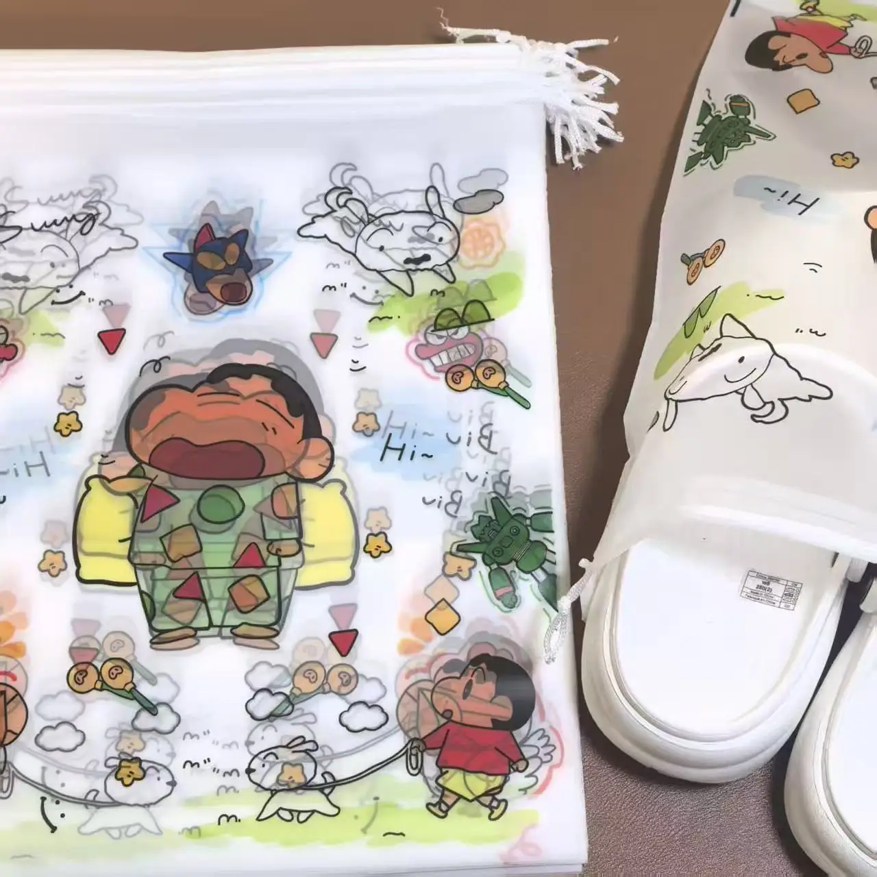 クレヨンしんちゃんのドローストリング付きシューズバッグ。持ち - Shoe Bag Travel のレビューと価格